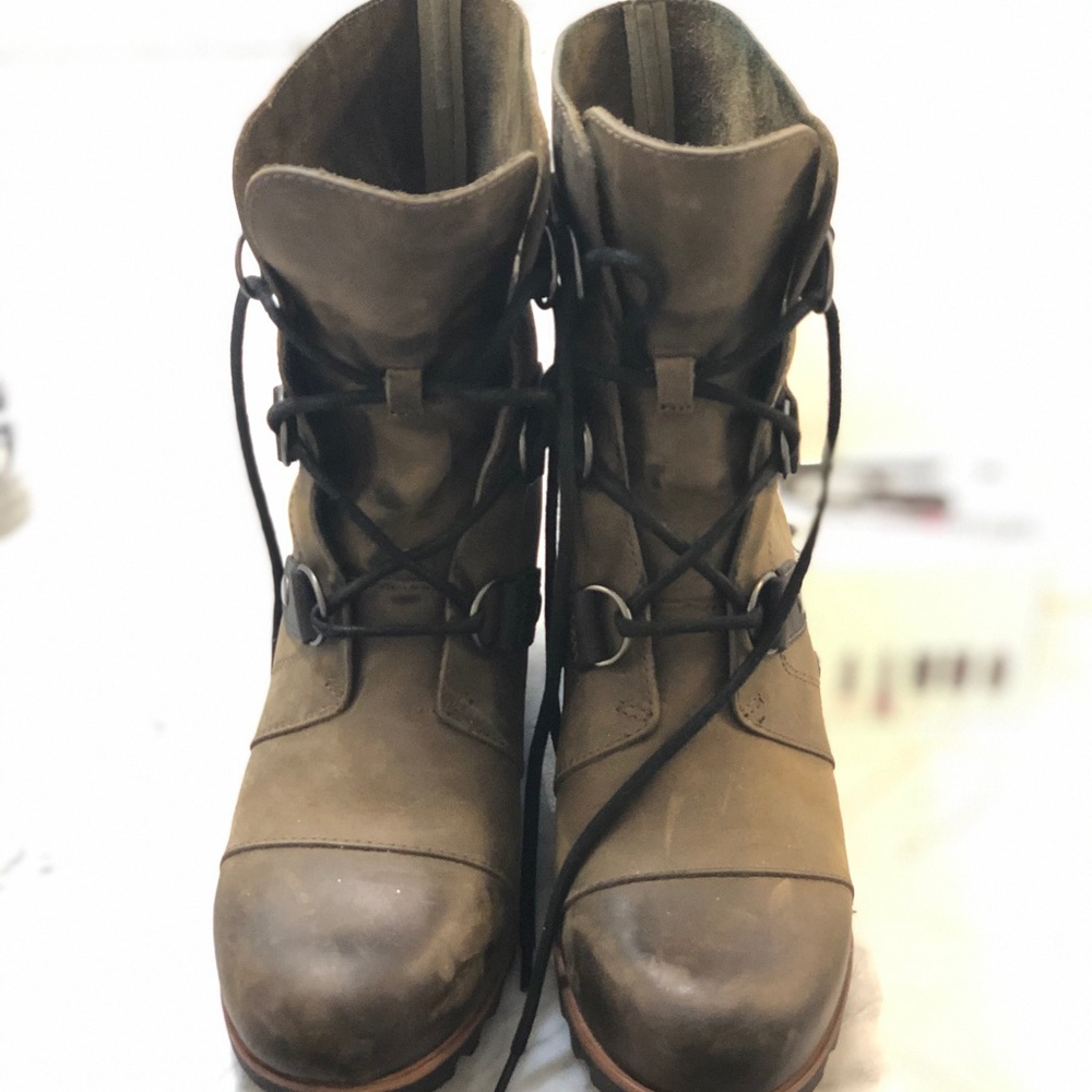 EUC Joan Of Arctic  Wedge Mid Nori Sz 9